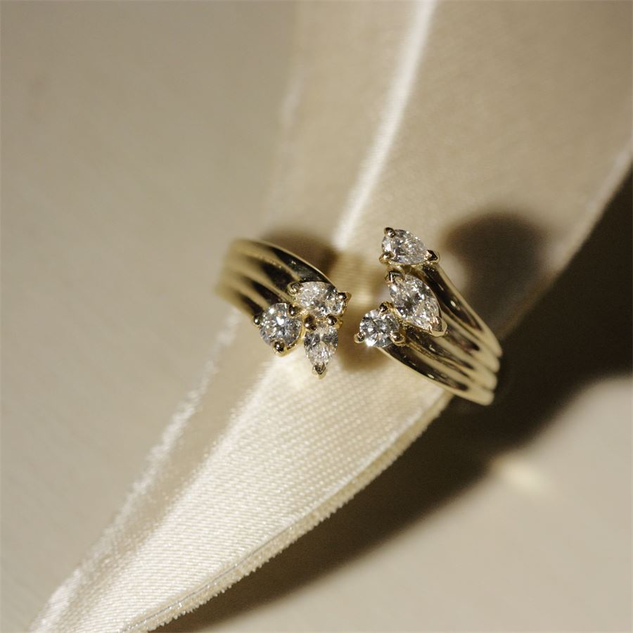 Anello contrariè 'Reverso' in oro giallo e diamanti REVERSO | AN CONTRAU18G CT 0,63